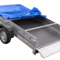 ger_pl_Einachsanhanger-264x150-UNITRAILER-GARDEN-265-KIPP-mit-einem-Flachplanentrager-und-blauer-Plane-6722_7.webp
